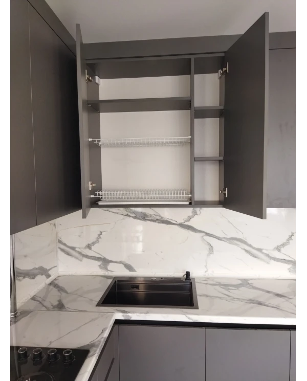 Кухонный гарнитур в цветовом решении серый графит.