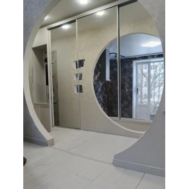 Шкаф-купе зеркальный с выдвижными вешалками.