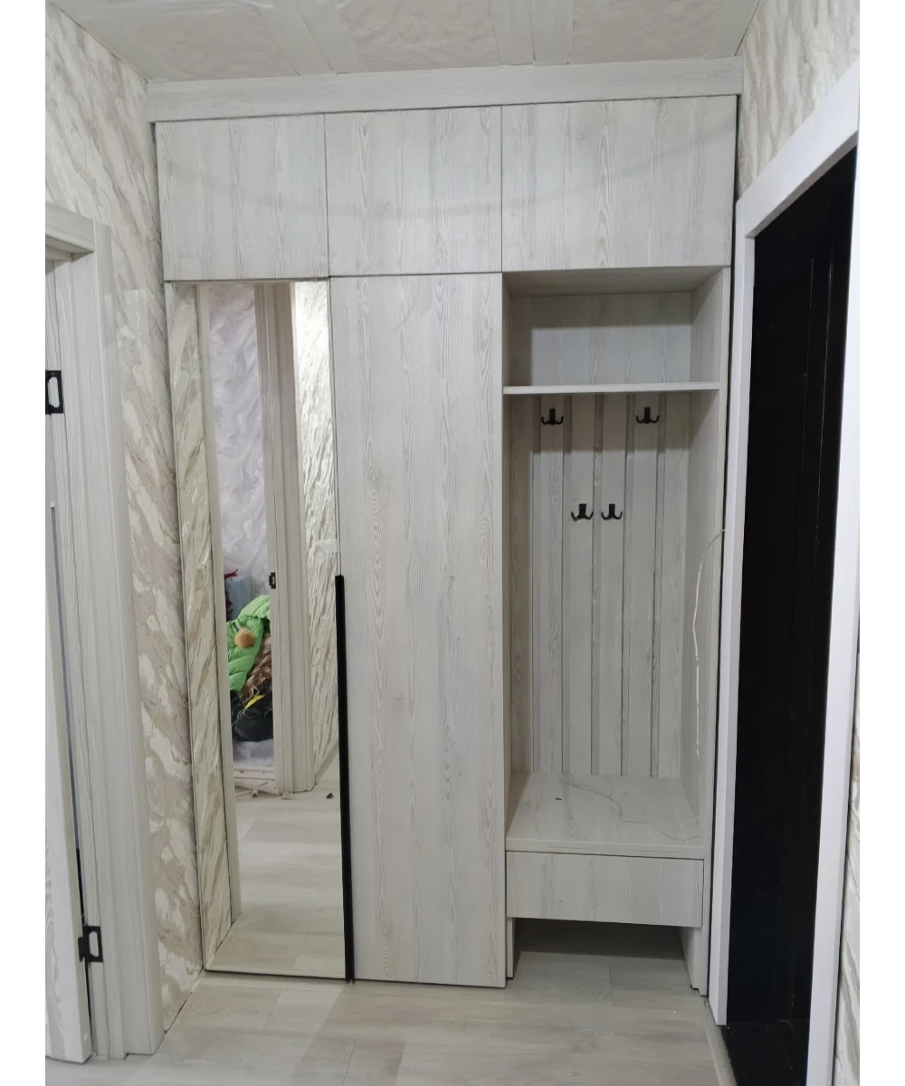 Шкаф распашной в прихожей, с открытой нишей.
