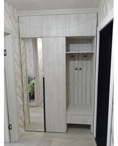 Шкаф распашной в прихожей, с открытой нишей.