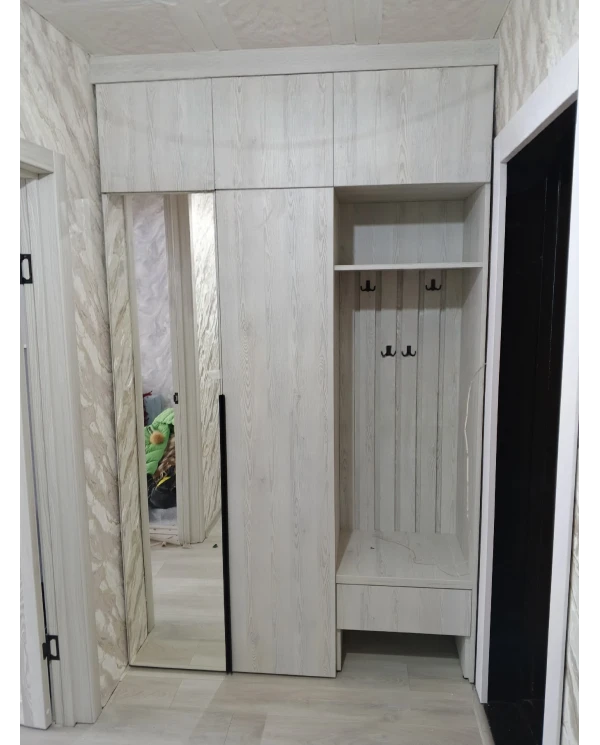 Шкаф распашной в прихожей, с открытой нишей.