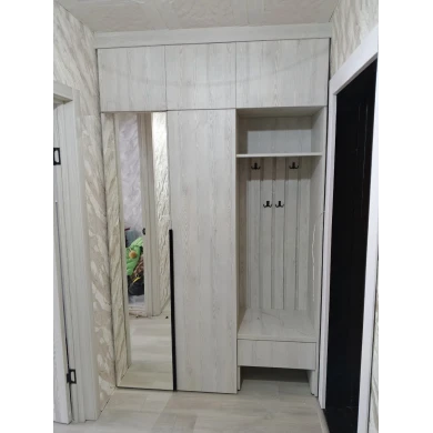 Шкаф распашной в прихожей, с открытой нишей.