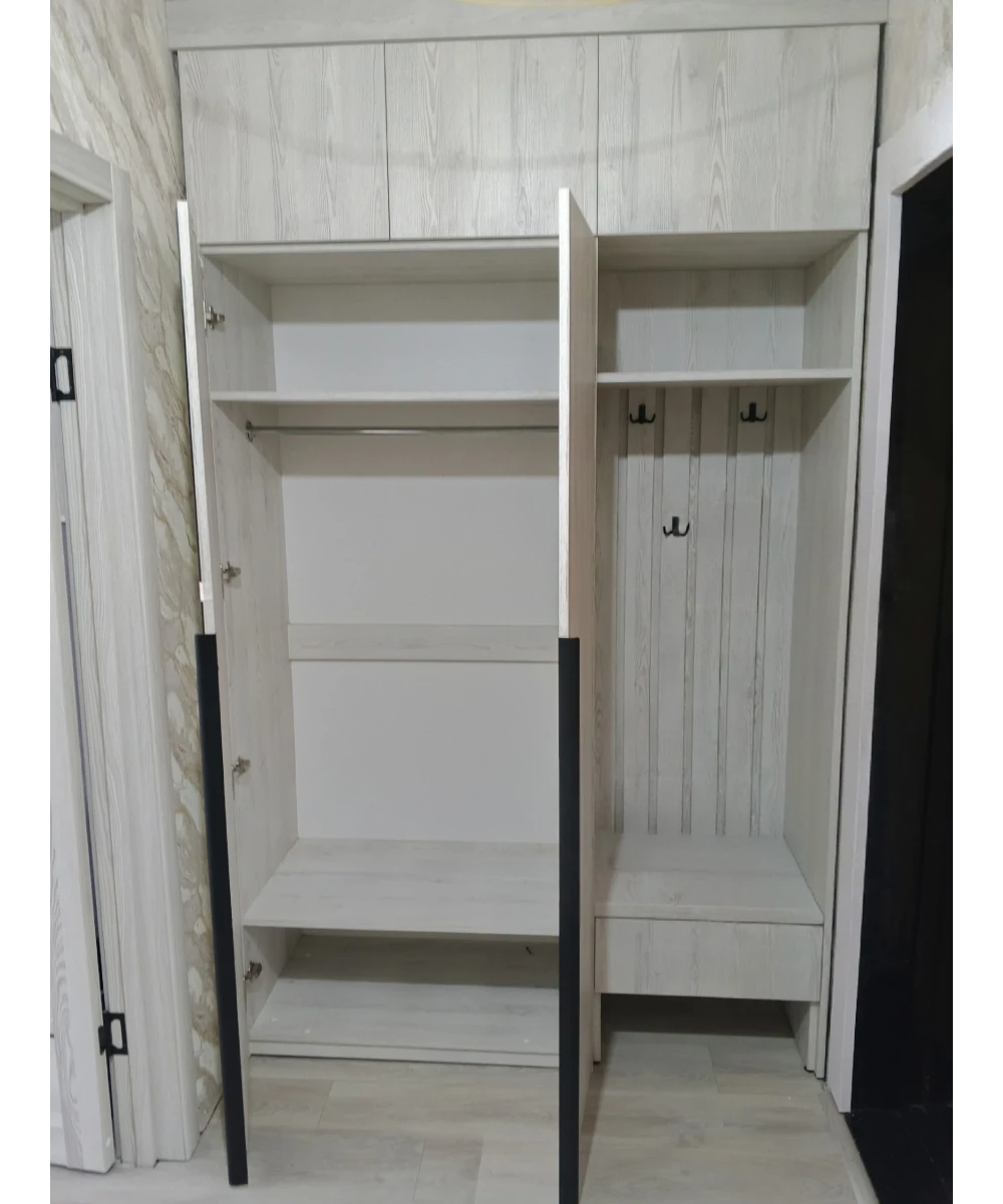 Шкаф распашной в прихожей, с открытой нишей.