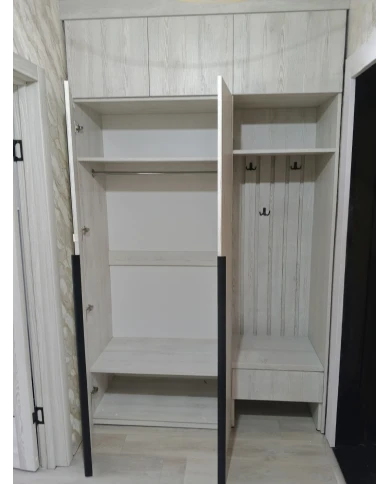 Шкаф распашной в прихожей, с открытой нишей.