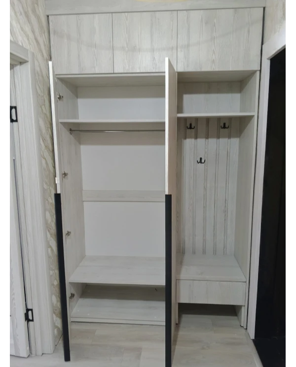 Шкаф распашной в прихожей, с открытой нишей.