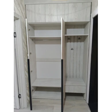 Шкаф распашной в прихожей, с открытой нишей.