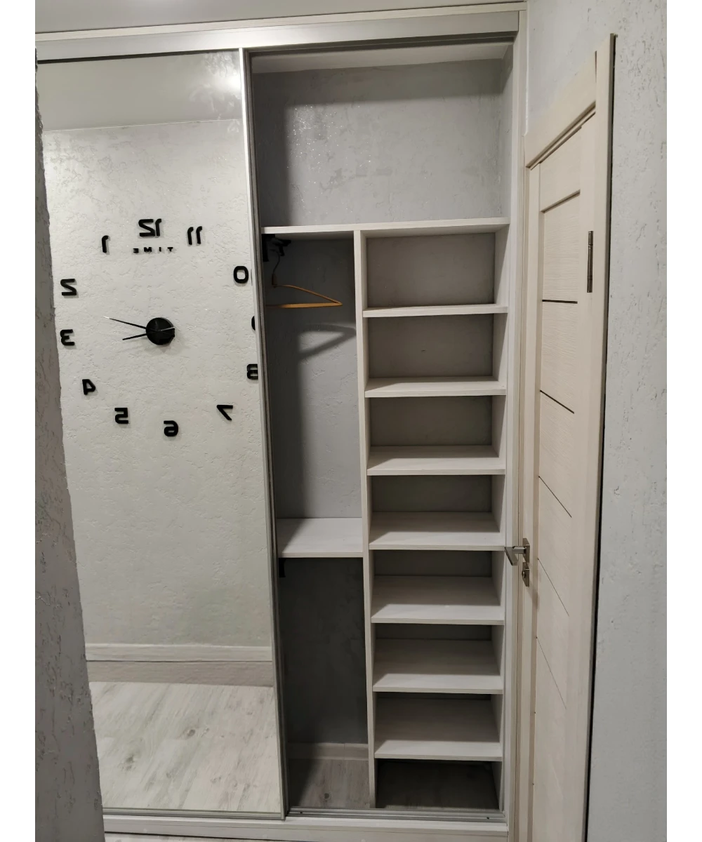 Шкаф-купе встроенный, зеркальный.