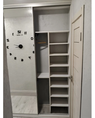 Шкаф-купе встроенный, зеркальный.