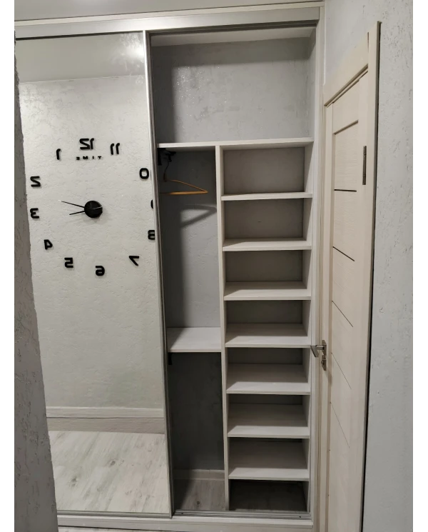 Шкаф-купе встроенный, зеркальный.