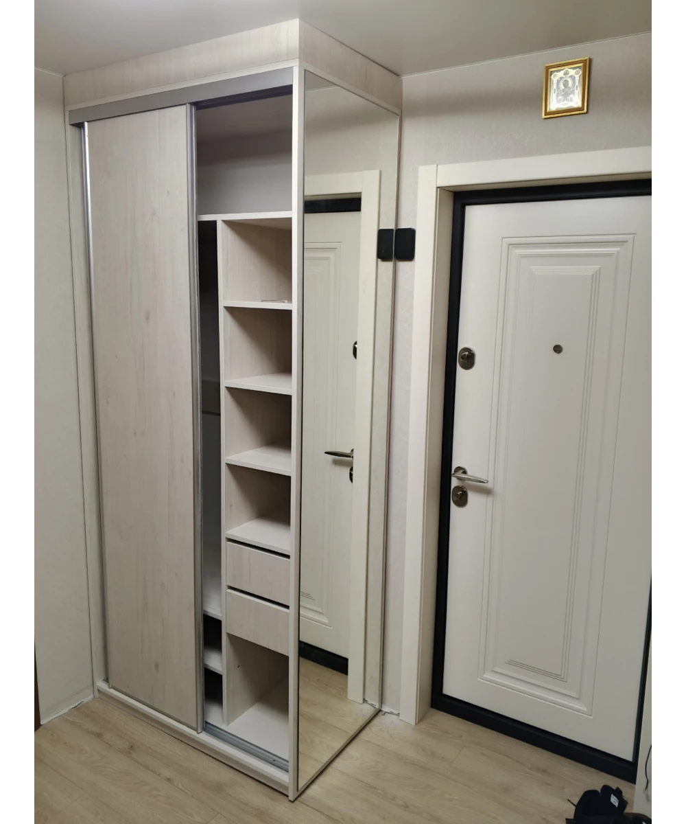 Шкаф-купе с зеркалом.