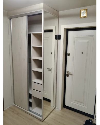 Шкаф-купе с зеркалом.