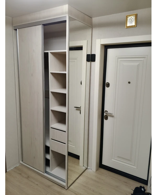 Шкаф-купе с зеркалом.