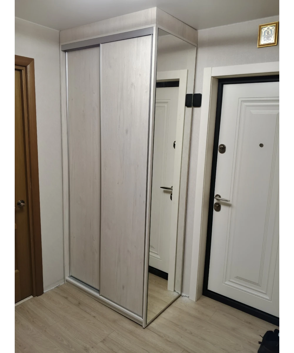 Шкаф-купе с зеркалом.