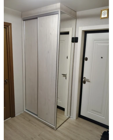 Шкаф-купе с зеркалом.