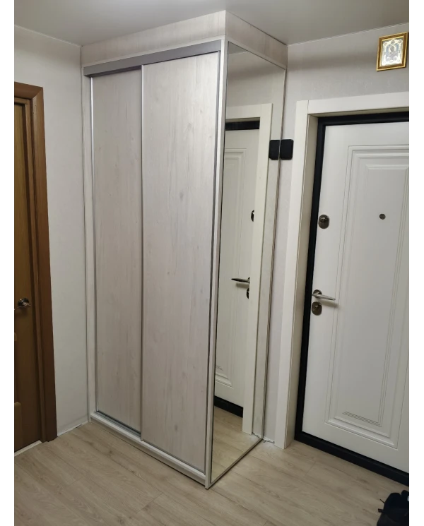 Шкаф-купе с зеркалом.