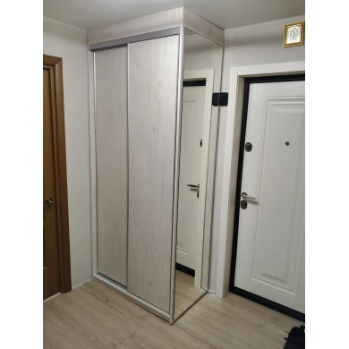 Шкаф-купе с зеркалом.