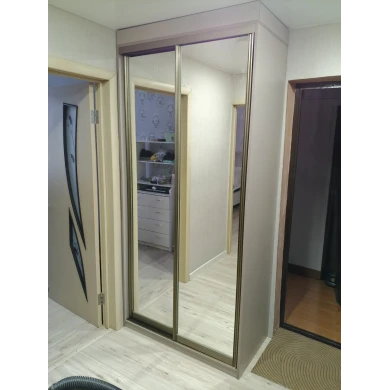 Шкаф-купе с зеркалом.