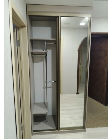 Шкаф-купе с зеркалом.