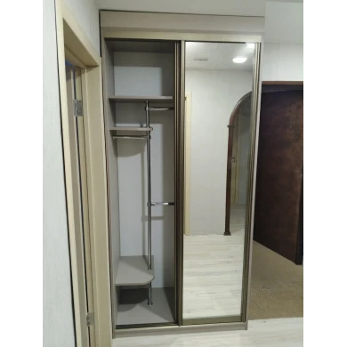 Шкаф-купе с зеркалом.
