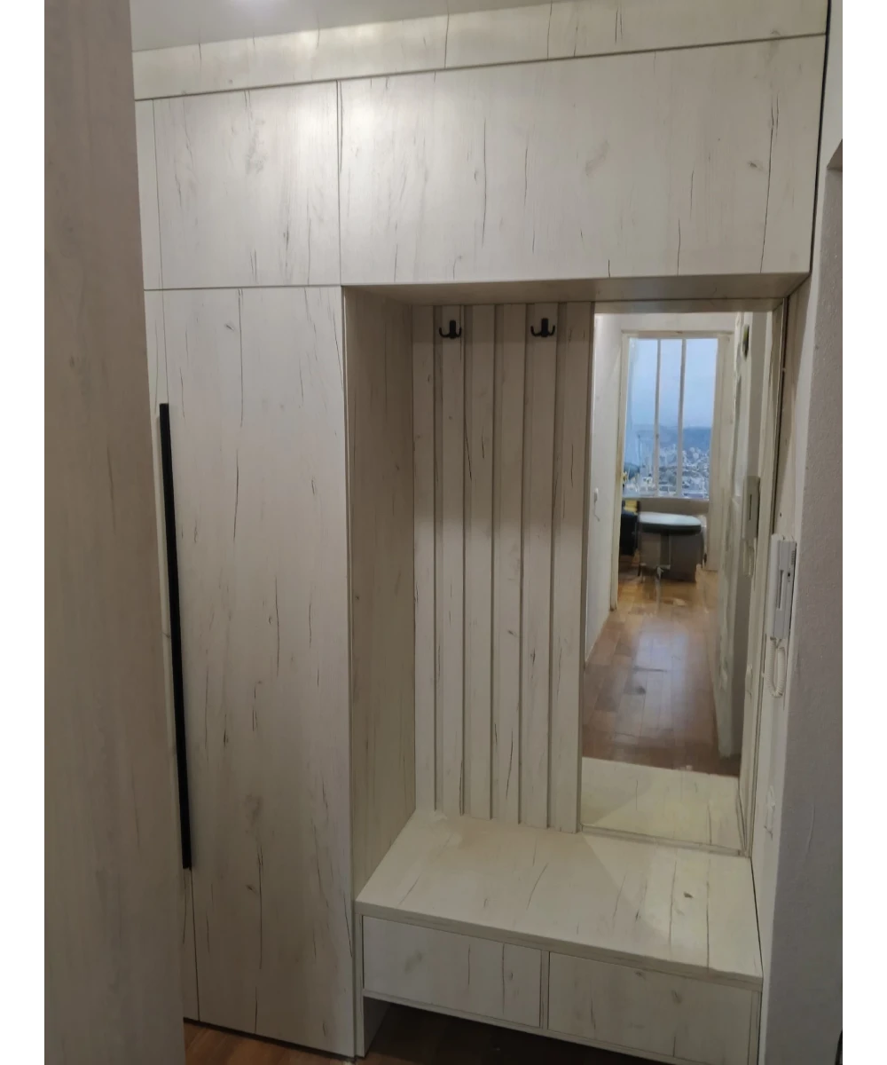 Шкаф распашной в прихожей, с открытой нишей.