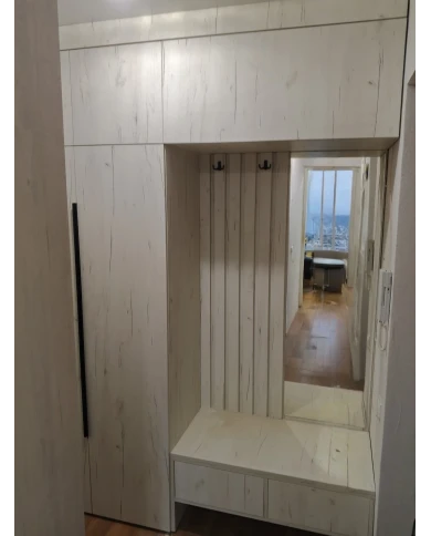 Шкаф распашной в прихожей, с открытой нишей.