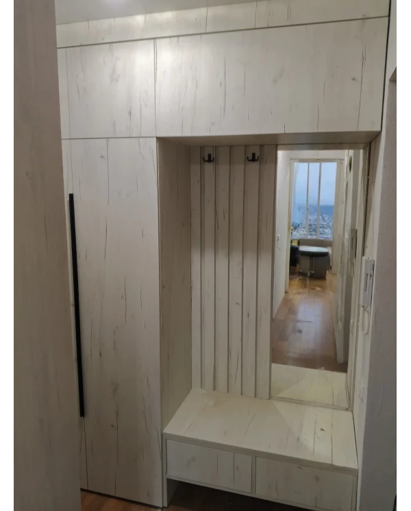 Шкаф распашной в прихожей, с открытой нишей.