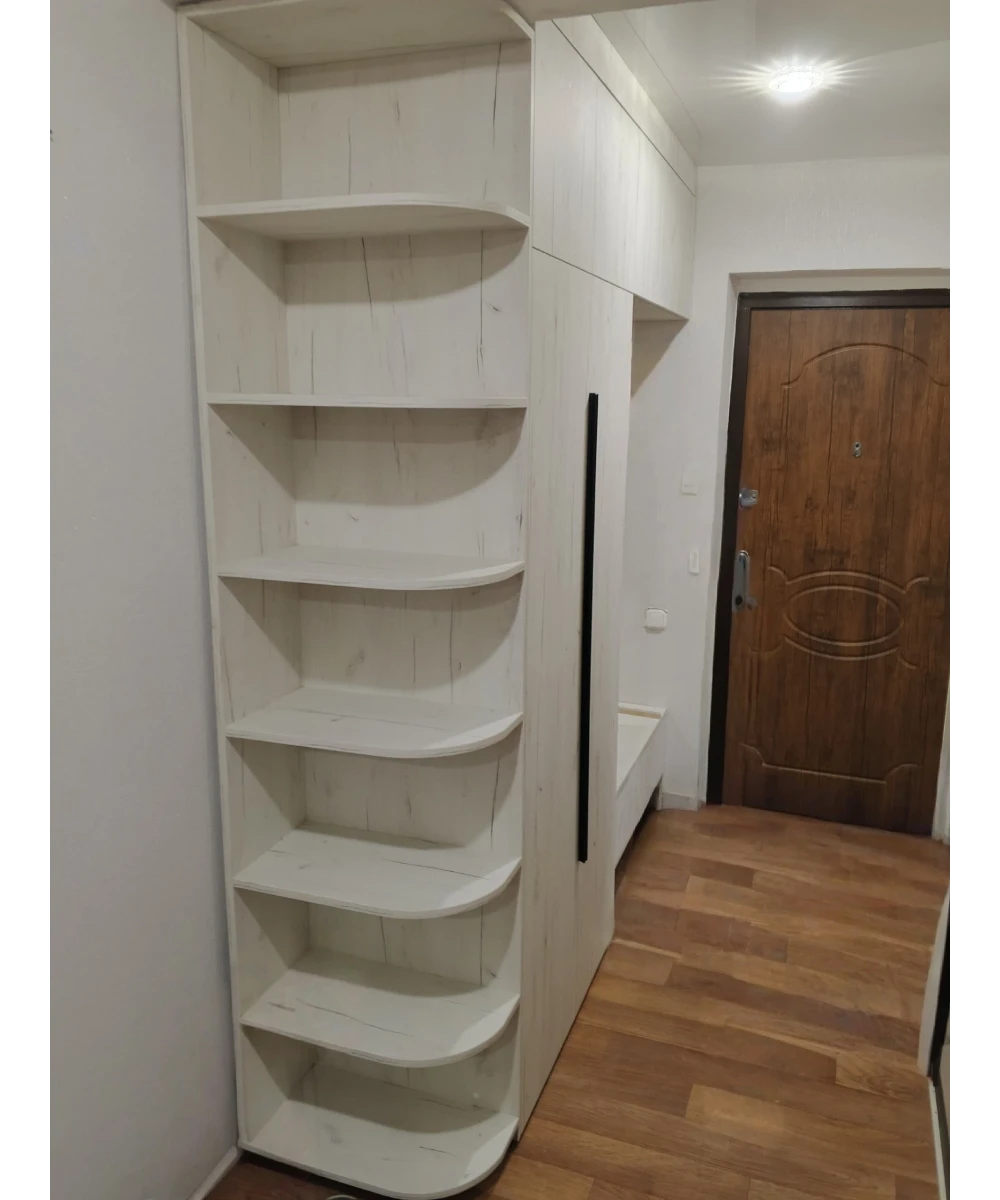 Шкаф распашной в прихожей, с открытой нишей.