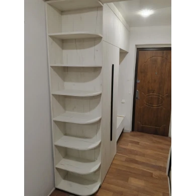 Шкаф распашной в прихожей, с открытой нишей.