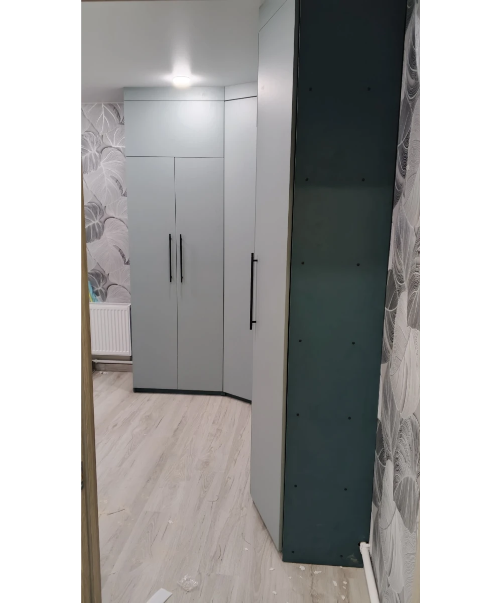 Шкаф угловой, распашной