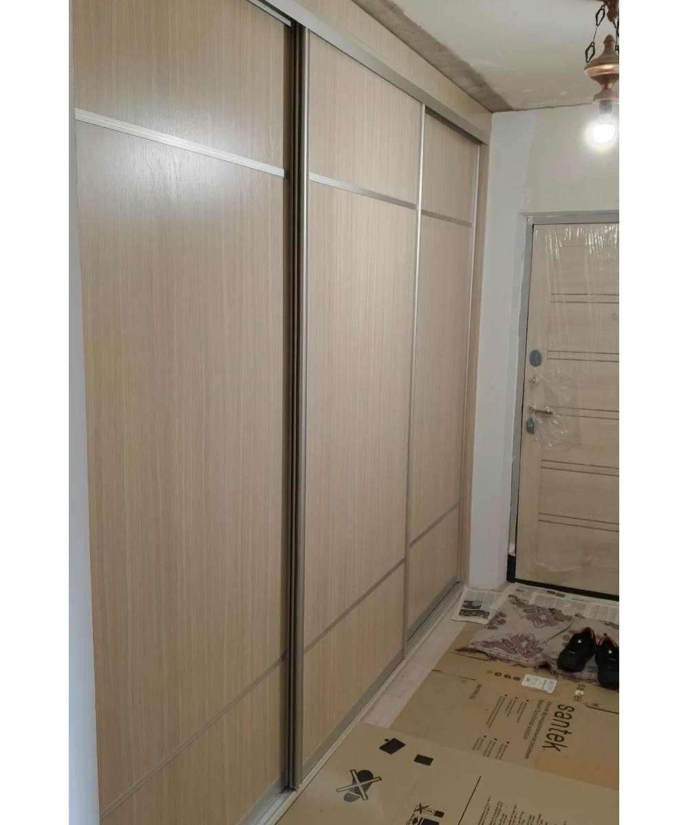 Шкаф-купе как зональное разделение прихожей и гостиной