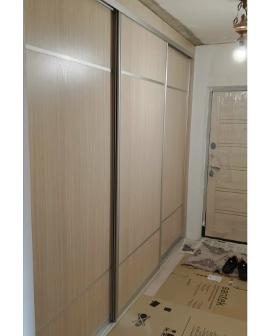 Шкаф-купе как зональное разделение прихожей и гостиной