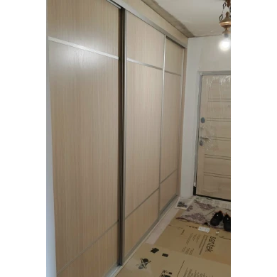 Шкаф-купе как зональное разделение прихожей и гостиной