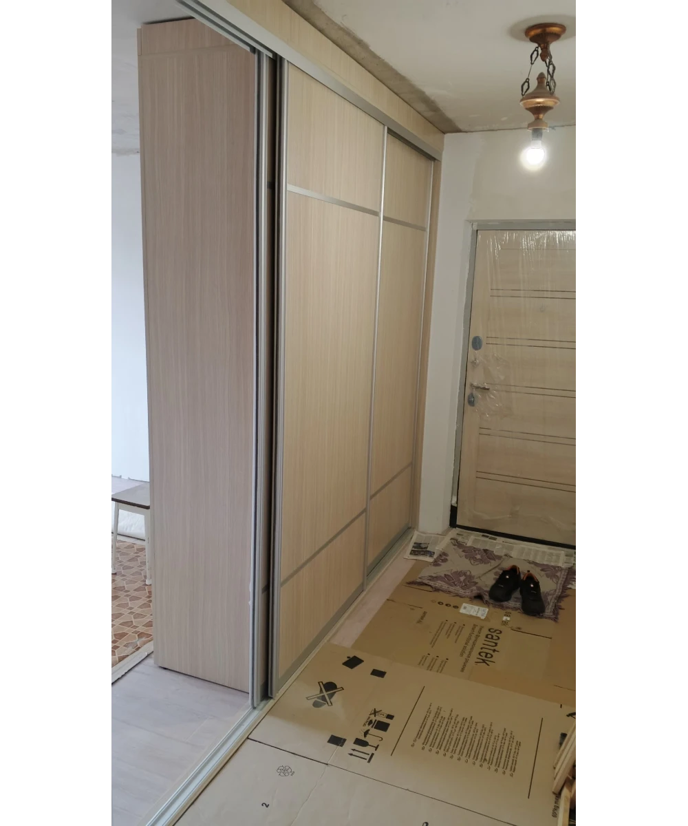 Шкаф-купе как зональное разделение прихожей и гостиной