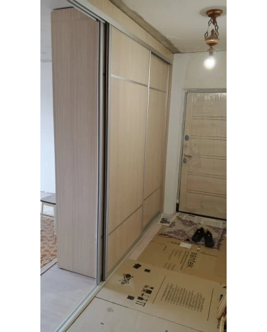 Шкаф-купе как зональное разделение прихожей и гостиной