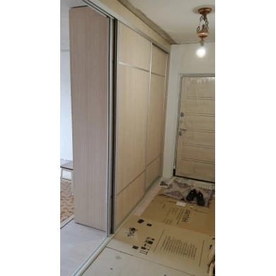 Шкаф-купе как зональное разделение прихожей и гостиной