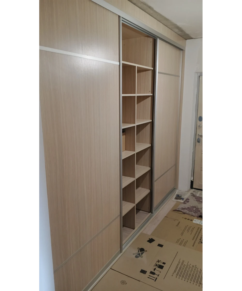 Шкаф-купе как зональное разделение прихожей и гостиной