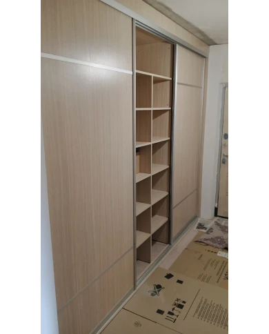 Шкаф-купе как зональное разделение прихожей и гостиной