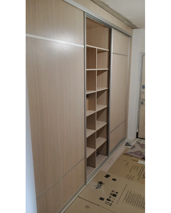 Шкаф-купе как зональное разделение прихожей и гостиной